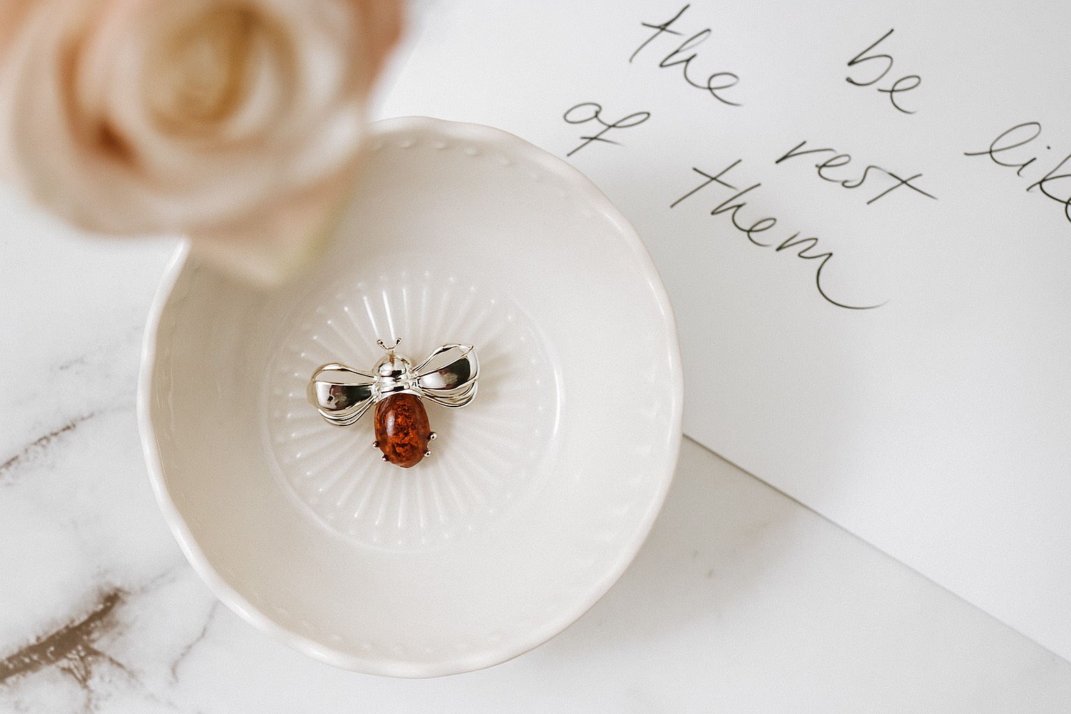 Jantárová brošňa Včela medonosná koňaková