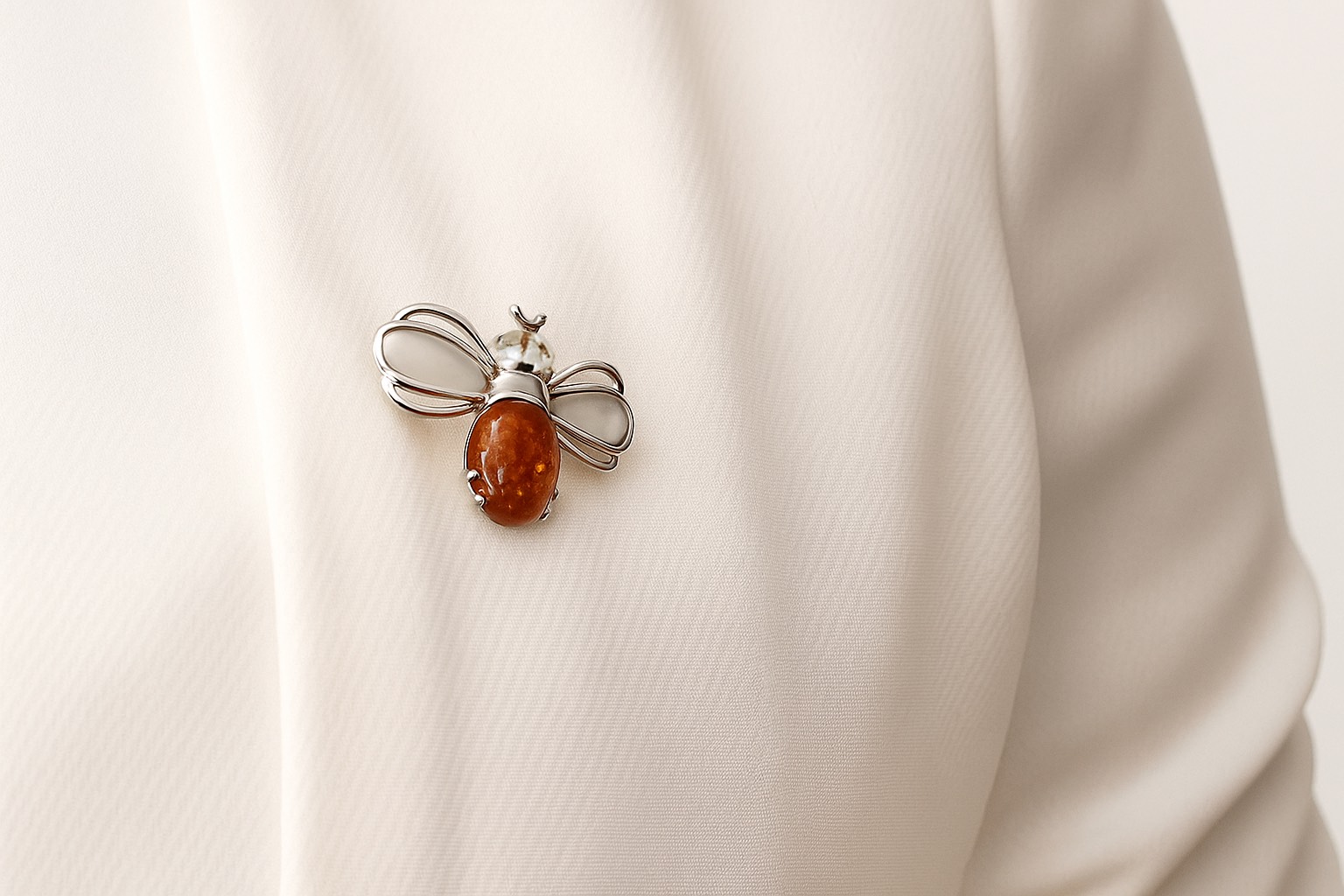 Jantárová brošňa Včela medonosná koňaková