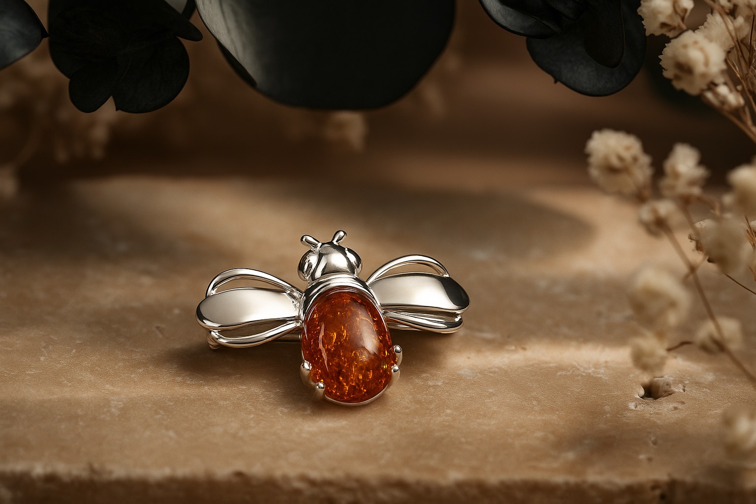 Jantárová brošňa Včela medonosná koňaková