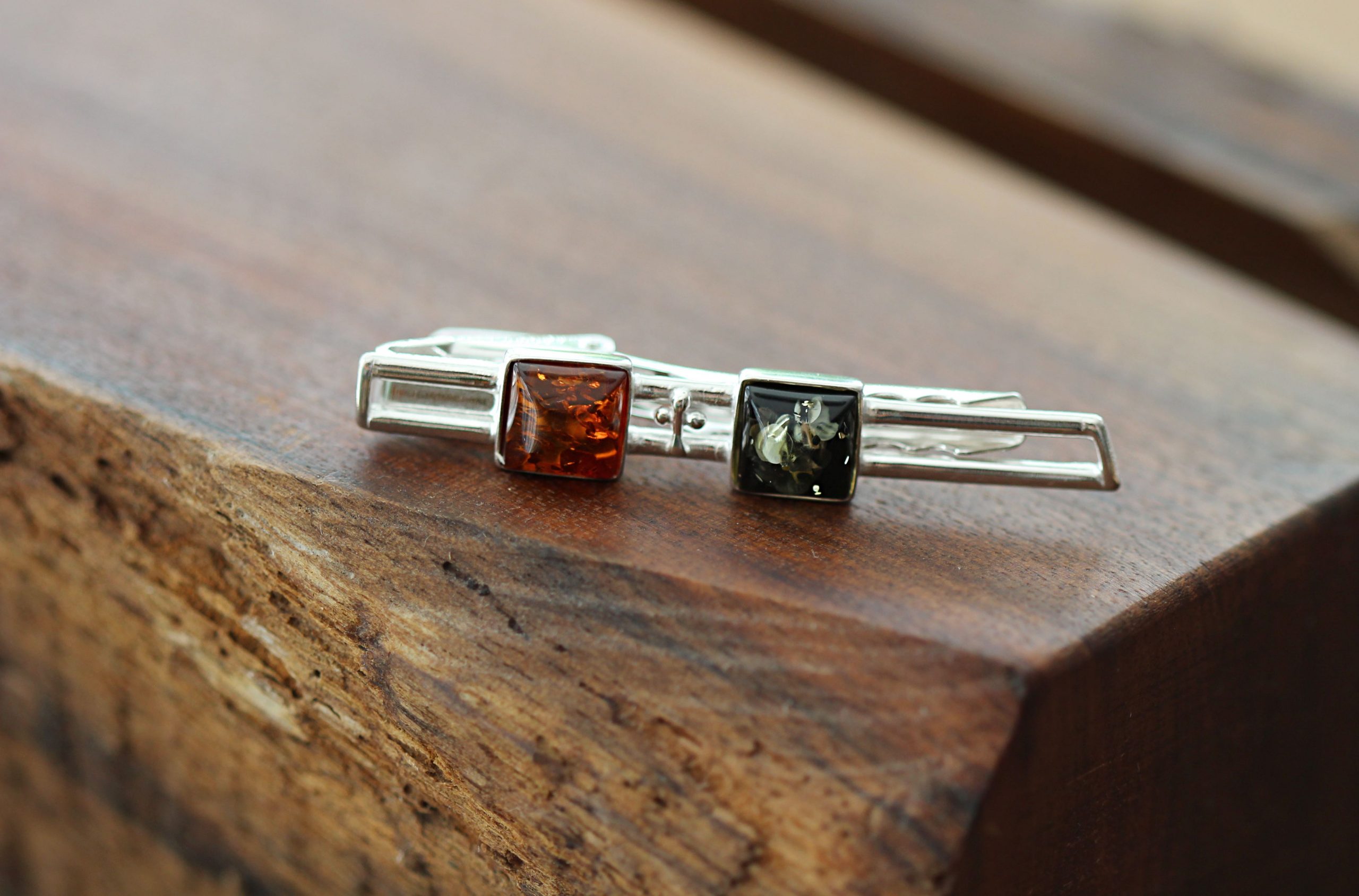 Spona na kravatu strieborná zdobená baltickým jantárom