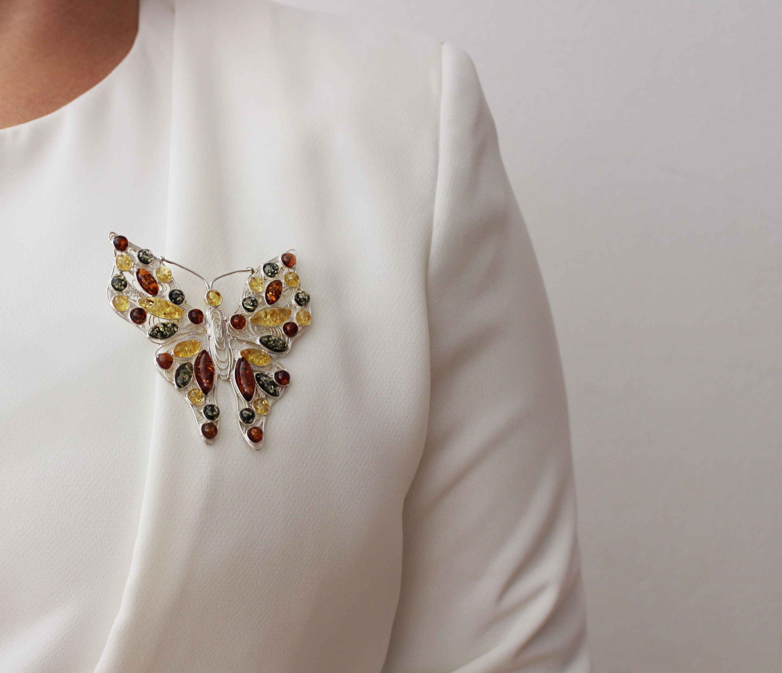 Jantárová brošňa Veľkolepý motýľ viacfarebná