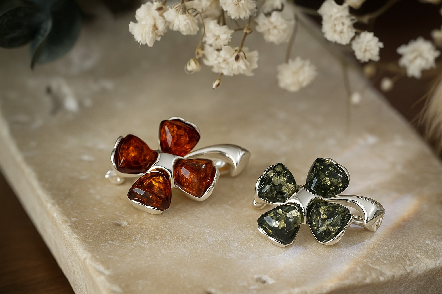 Jantárová brošňa Štvorlístok koňaková a zelená