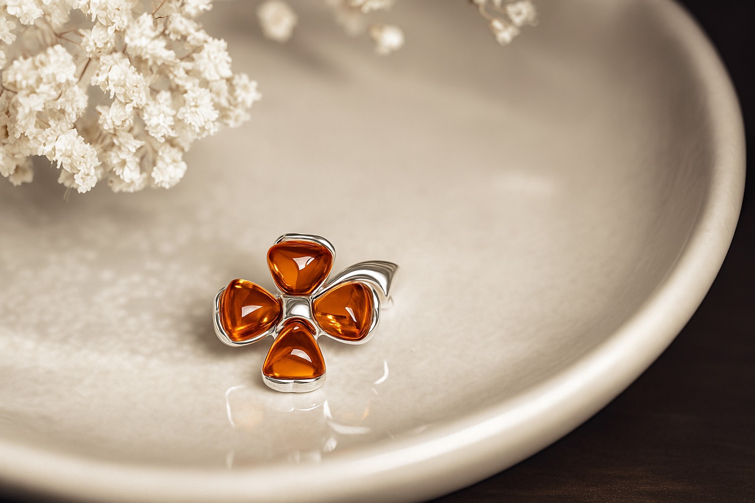 Jantárová brošňa Štvorlístok koňaková