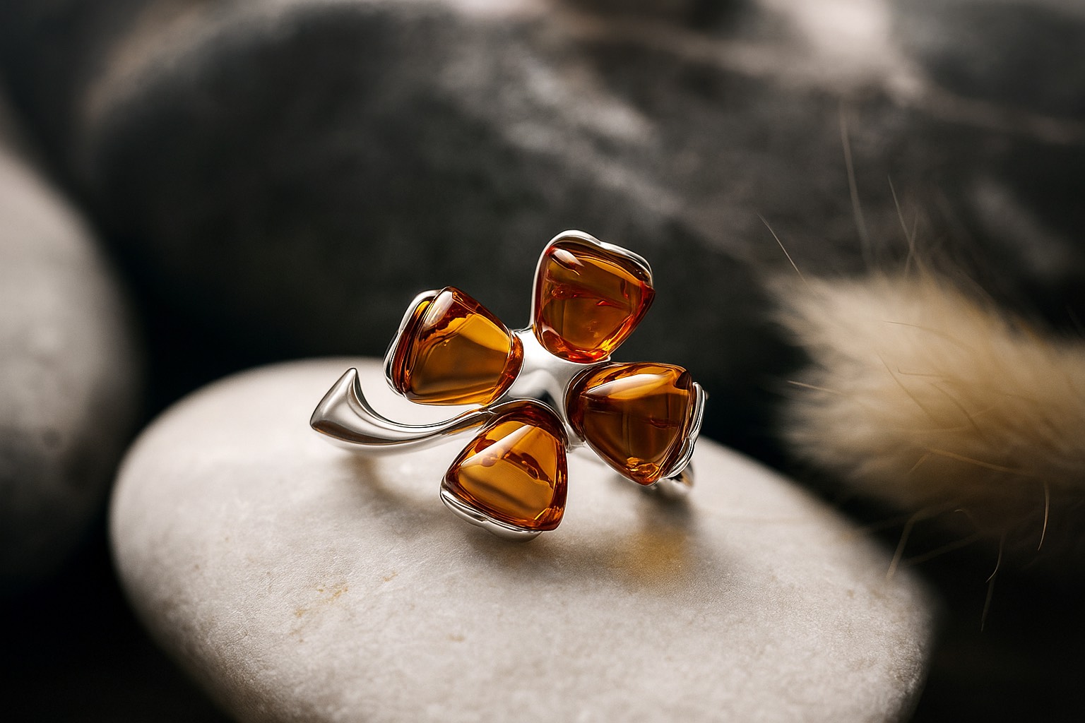 Jantárová brošňa Štvorlístok koňaková