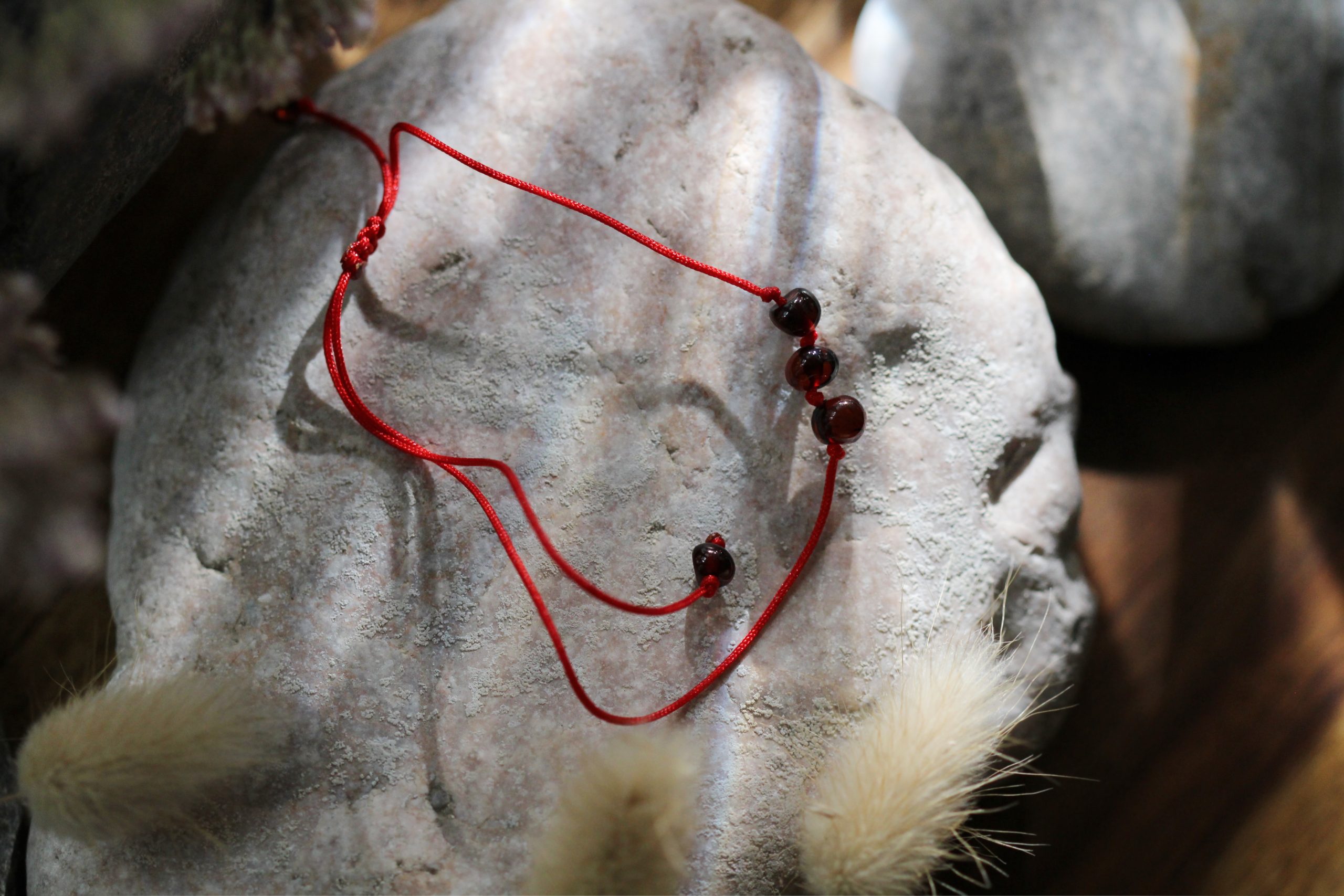 Červený náramok s jantárom koňakový