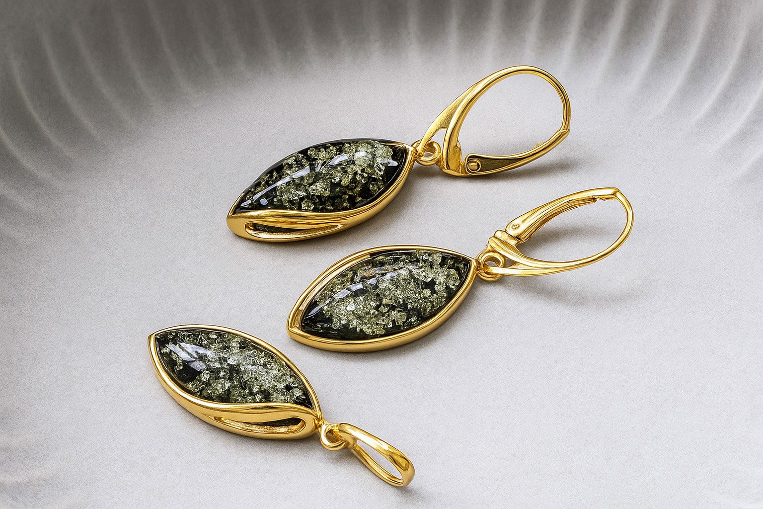 Pozlátené náušnice a prívesok s jantárom z kolekcie Majestátny moment v zelenej farbe