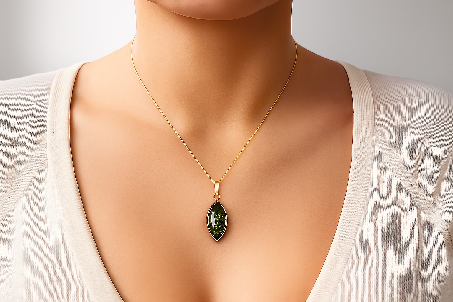 Jantárový prívesok pozlátený Majestátny moment zelený