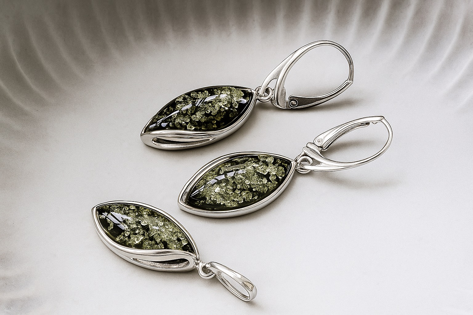 Náušnice a prívesok s jantárom v striebre z kolekcie Majestátny moment v zelenej farbe