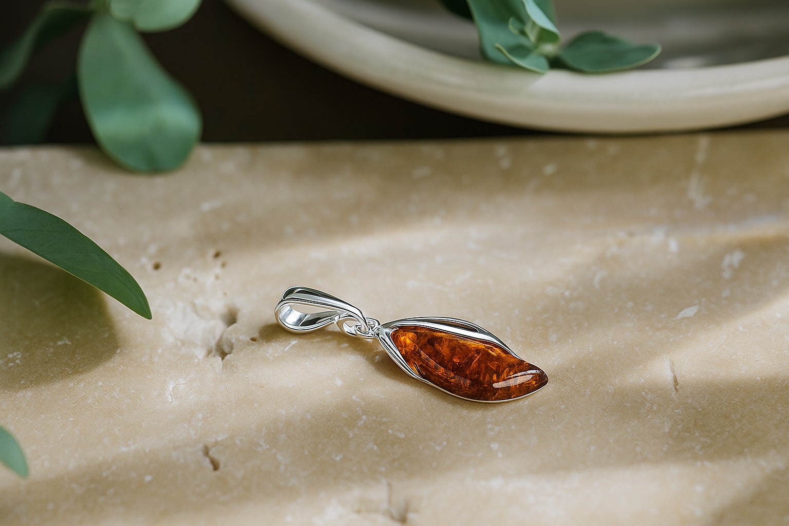 Jantárový prívesok Jemnocit koňakový