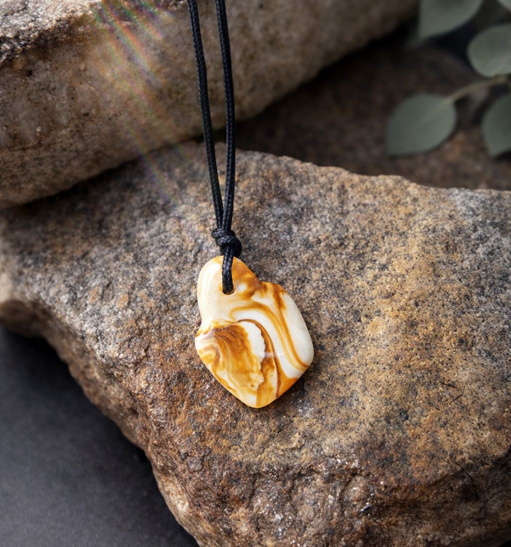Jantárový amulet na šnúrke mliečny