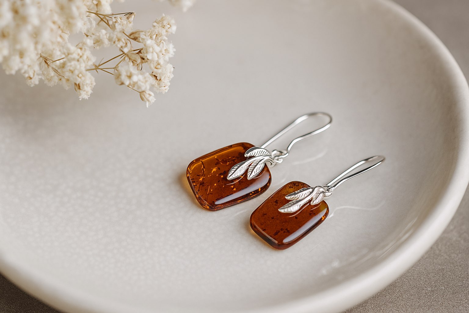 Jantárové náušnice Srdcom v prírode koňakové