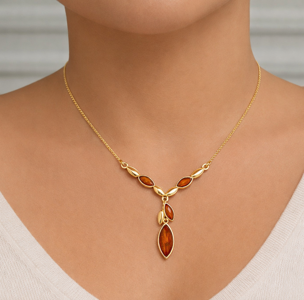 Jantárový náhrdelník pozlátený Drobné lístočky koňakový