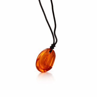Jantárový amulet na šnúrke koňakový