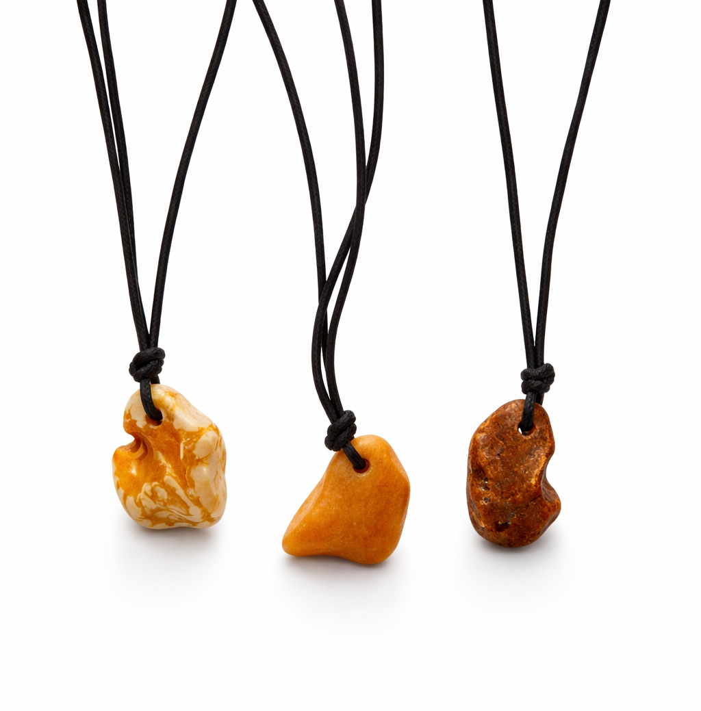 Jantároví amulety na šnúrke mliečne, nepriehľadné tóny