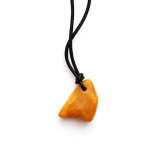 Jantárový amulet na šnúrke mliečny