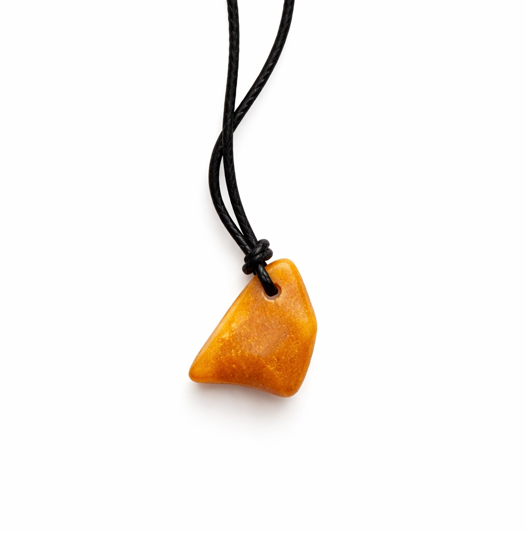 Jantárový amulet na šnúrke mliečny