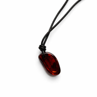 Jantárový amulet na šnúrke višňový