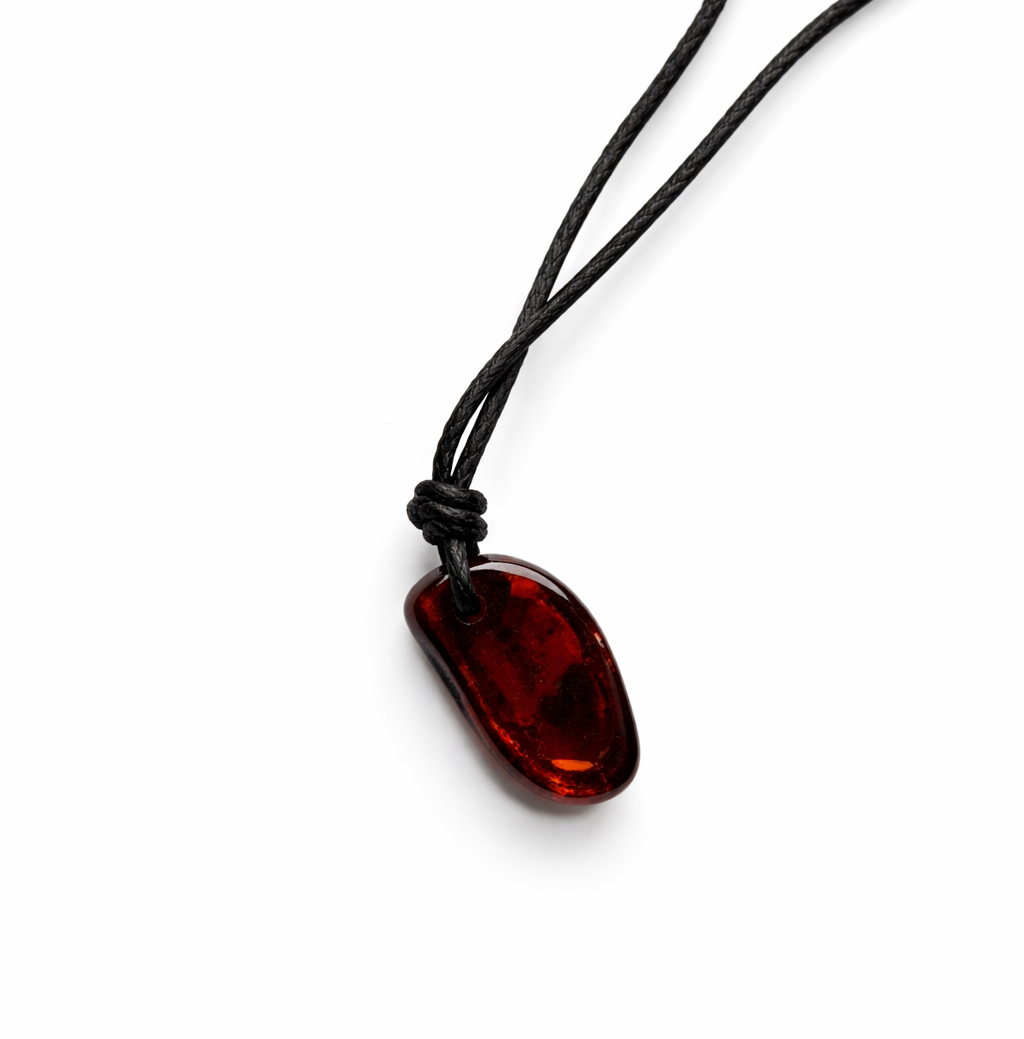 Jantárový amulet na šnúrke višňový